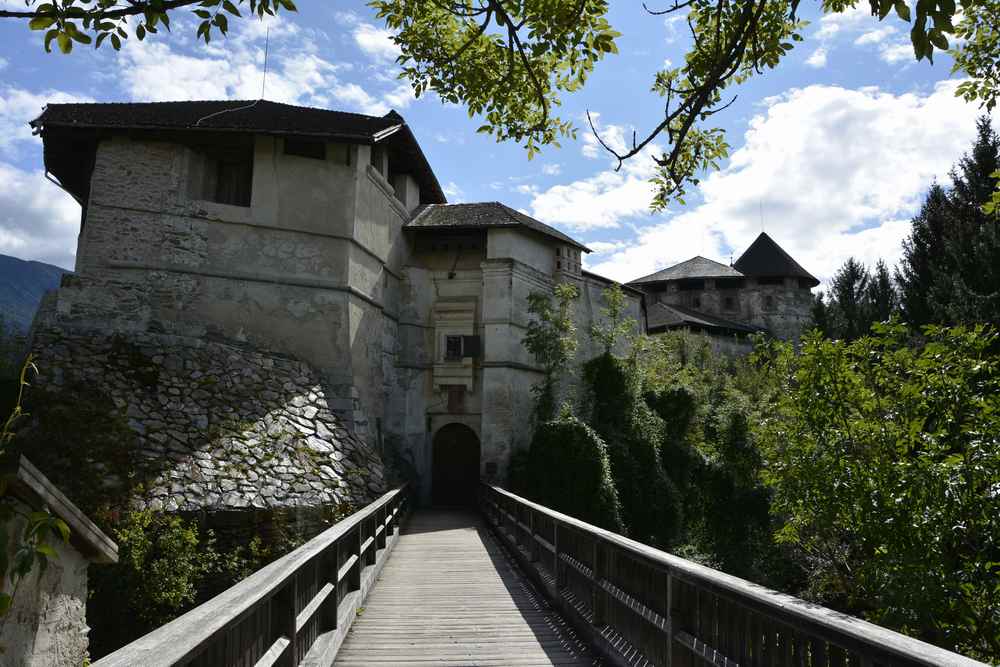 Über die große Zugbrücke gehen wir in das Schloss Rodenegg bei Brixen