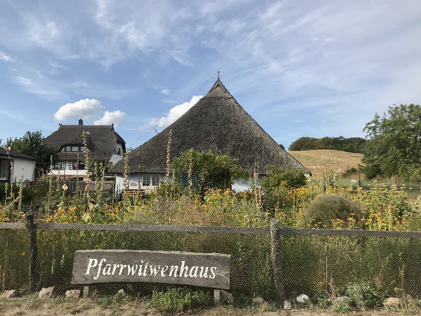 Idyllische Ausflugsziele Rügen mit Kindern: Das Pfarrwitwenhaus im Mönchgut