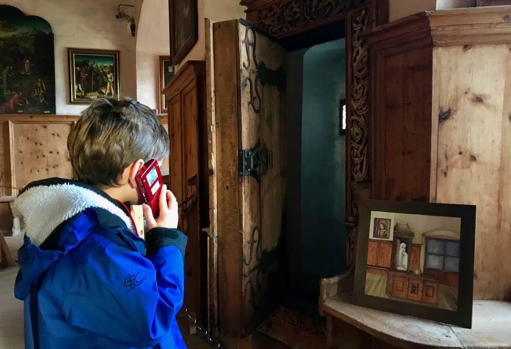 Schloss Tratzberg: Für Kinder spannend: Die Geheimtüre ins Freie in der Fuggerstube, rechts im Bild Tratzi und Adele - gut merken für die Quiz Lösung!