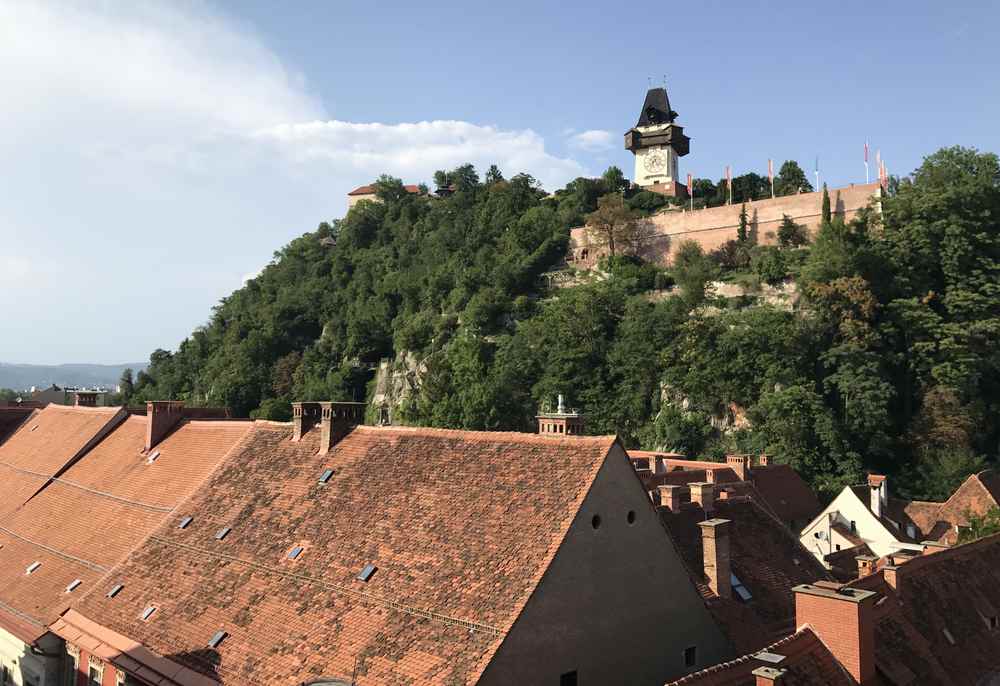 Familienurlaub Graz: Die Aussicht auf Graz und den Uhrturm - kostenlos vom Kaufhaus in der Innenstadt 