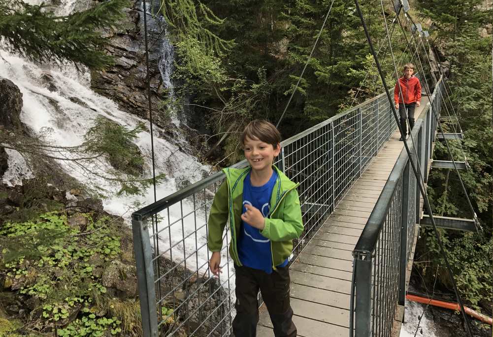 Auf der Aussichtsbrücke beim Lehner Wasserfall gefällt es den Kindern besonders