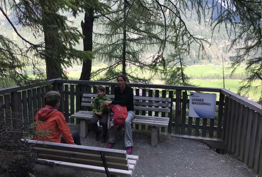 Die Aussichtsplattform ist direkt neben dem Lehner Wasserfall, mit Blick ins Ötztal 