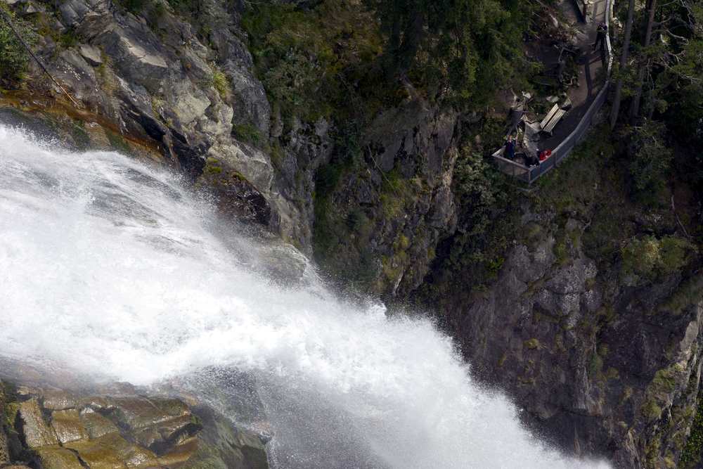 Von der obersten Aussichtsplattform schauen wir über den Wasserfall zur unteren Aussichtsplattform des Stuibenfalls