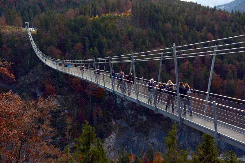 Der Aussichtspunkt auf die Highline 179 - viele Familien sind unterwegs am Ausflugsziel in Tirol, nicht mit Kinderwagen begehbar