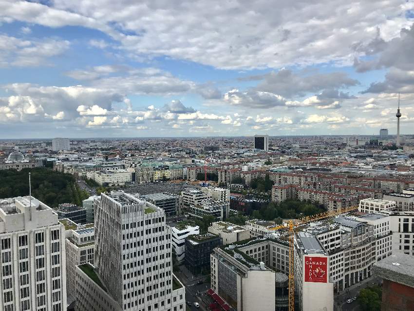 Der Blick von oben am Aussichtsturm Berlin am Potsdamer Platz: Von hier siehst du die Skyline - links die Reichtagskuppel, rechts der Fernsehturm