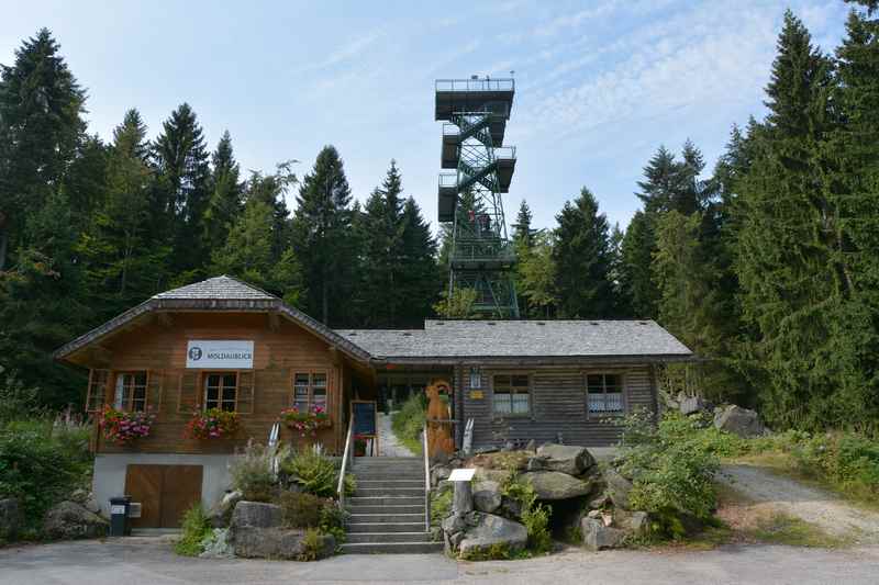 Der Aussichtsturm Moldaublick von unten am Parkplatz 