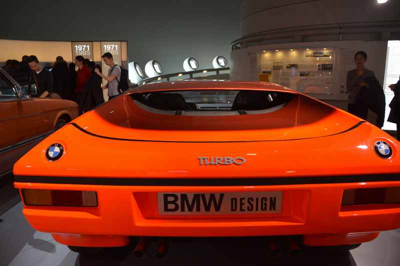  Im Automuseum München: Designstudien und Oldtimer neben der BMW Welt München