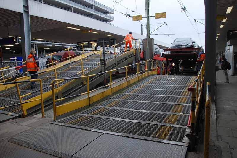 Autozug Hamburg:  In Hamnburg Altona kommen die Autos wieder vom Autozug 