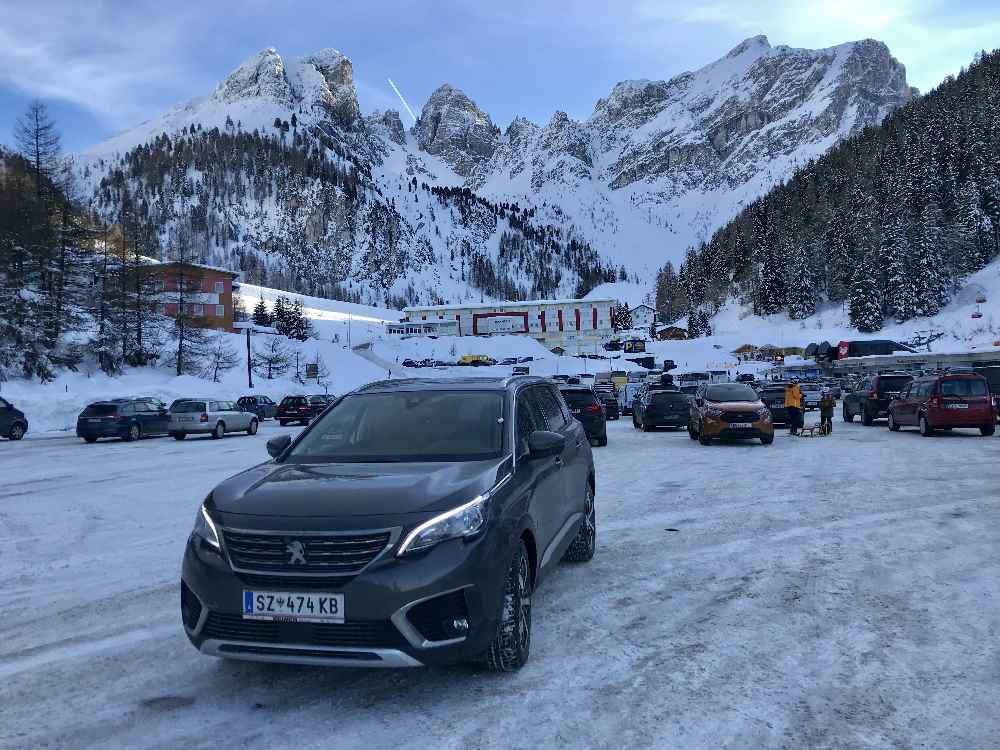 Unten am Parkplatz begrüßt mich bereits dieses Bergpanorama im Skigebiet Axamer Lizum