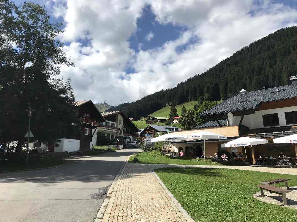 Das kleine Örtchen Baad - im Sommer gibt es ein gutes Eis am Kiosk und Minigolf!