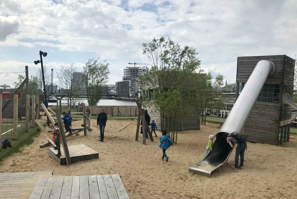 Rund um die Türme zum Klettern und Spielen können Kinder im Sand buddeln