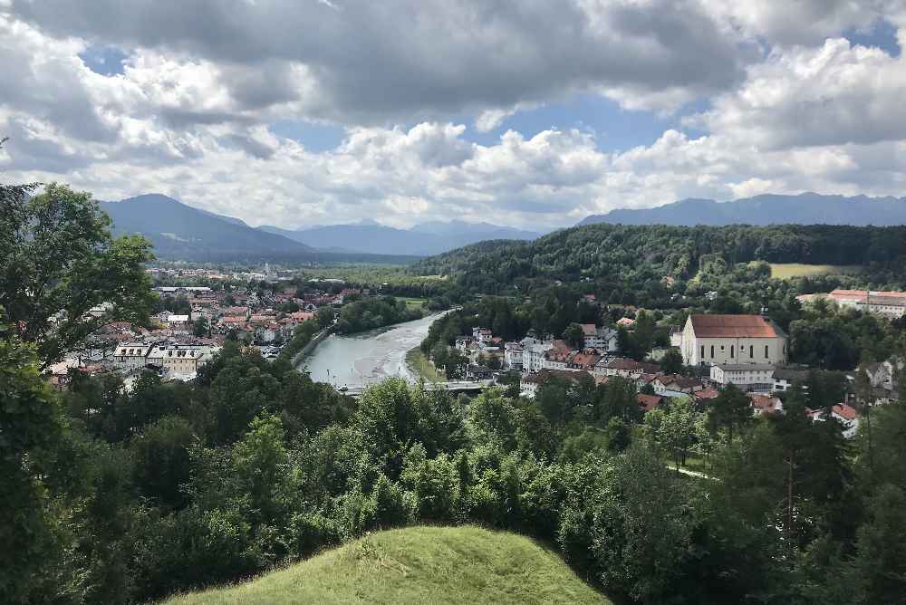 Wanderurlaub mit Kindern: Ausblick von der Anhöhe beim Wandern rund um Bad Tölz