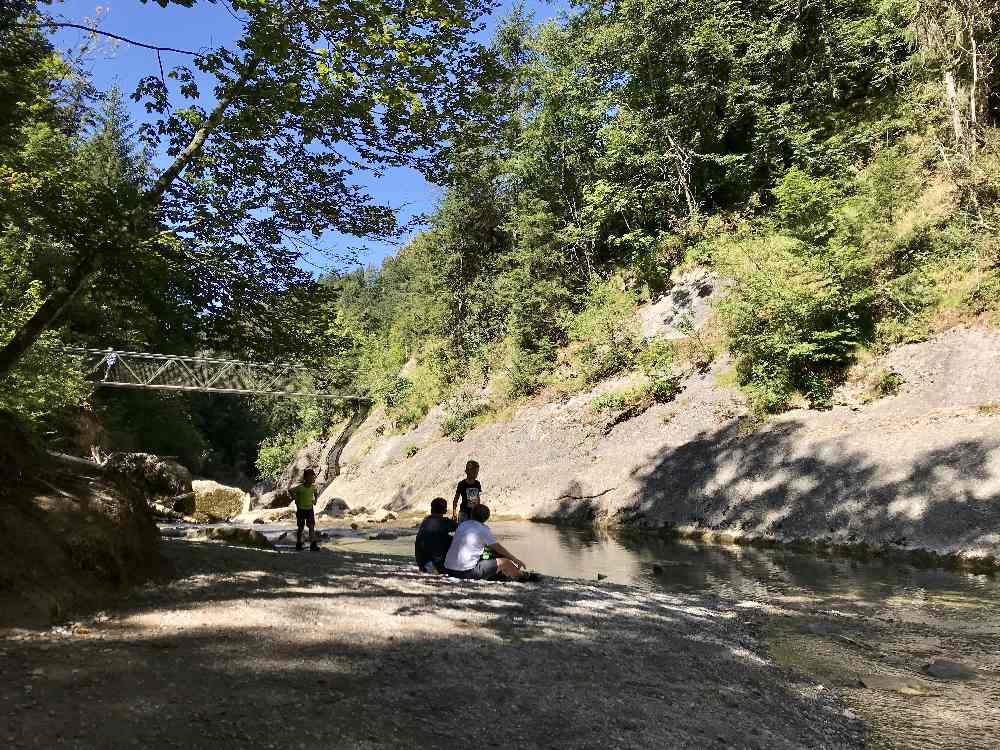  Der Kiesstrand zum Baden und Plantschen an den Buchenegger Wasserfällen mit Kindern