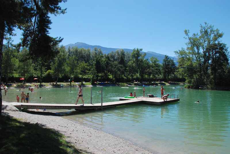 Badesee Weisslahn in Tirol: Mit Badesteg und kleiner Insel 