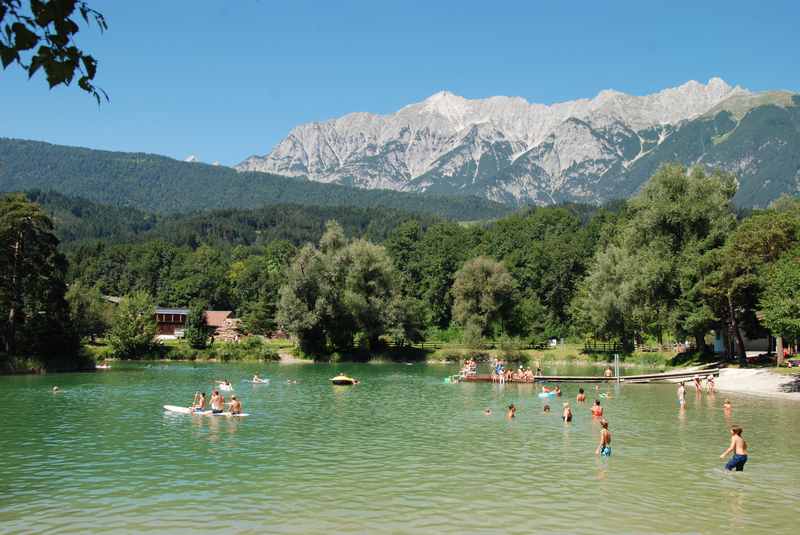 Der Badesee Weisslahn mit dem Karwendelgebirge