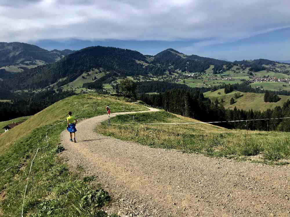 Das ist unsere Aussicht über das Allgäu beim hinunter wandern Richtung Wasserfälle