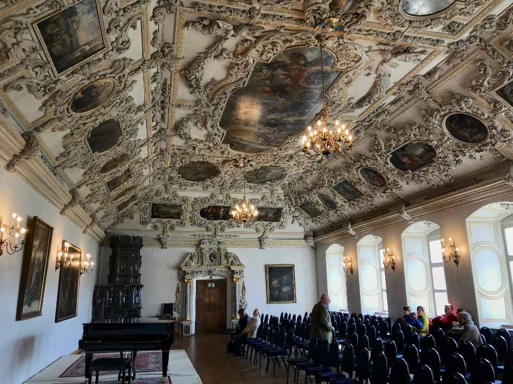 Den Barocksaal im Kloster Benediktbeuern kannst du nur im Rahmen einer Klosterführung sehen
