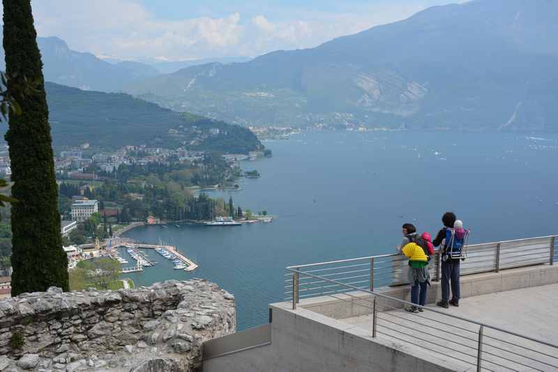 Gardasee wandern mit Kindern: Wunderbar weit ist der Blick von der Bastion am Ende der Kinderwagen - Wanderung am Gardasee