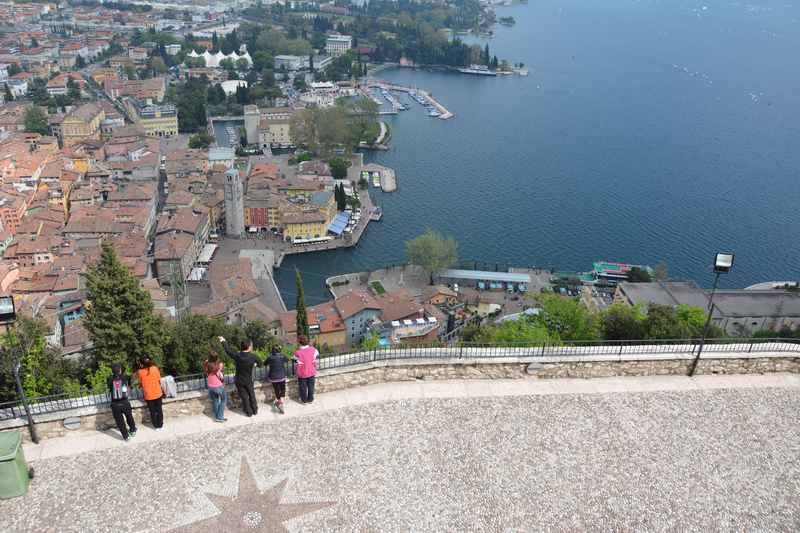 Riva del Garda wandern mit Kindern: Das ist der Ausblick von der Bastion auf Riva und den Gardasee  