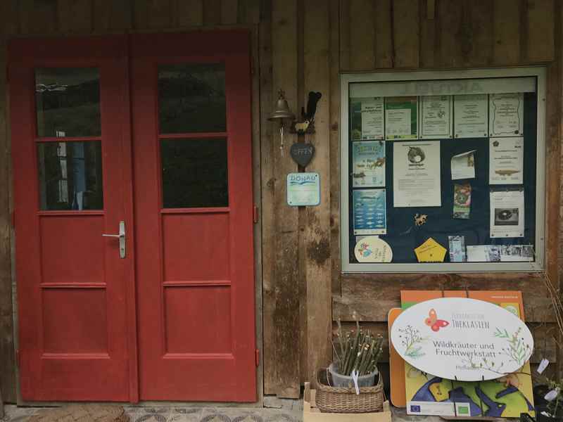 Der Bauernhof mit dem Hofladen liegt auf dem Wanderweg zur Burg