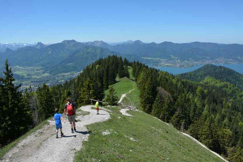 Und vom Riederstein hinauf zum Baumgartenschneid wandern - mit diesem Blick auf den Tegernsee 