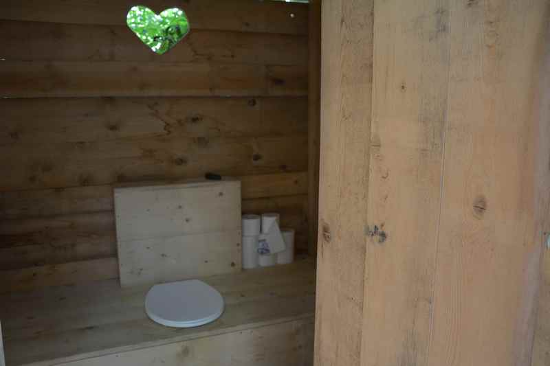 Baumhaus Südtirol mit WC: Das Plumsklo für das Baumhaus - im Wald beim Hochseilgarten