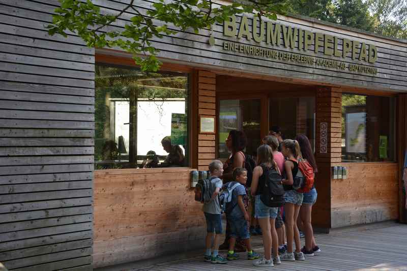 Da müssen wir durch: Das Kassenhaus auf dem Weg zum Baumwipfelpfad im Bayerischen Wald