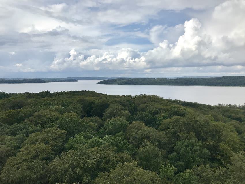 Oben haben wir am Baumwipfelpfad Rügen diesen Ausblick über die Insel