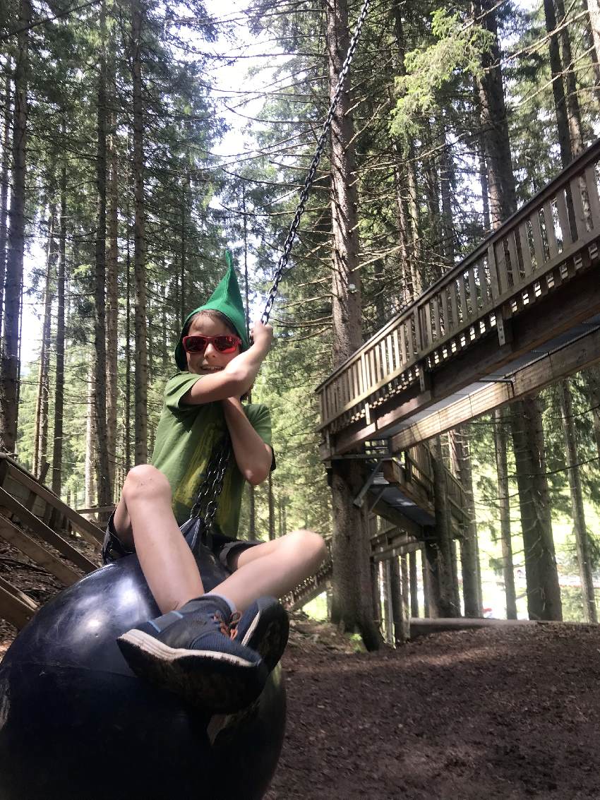 Hier findest du auch einen Niederseilgarten und den schattigen Spielplatz im Wald