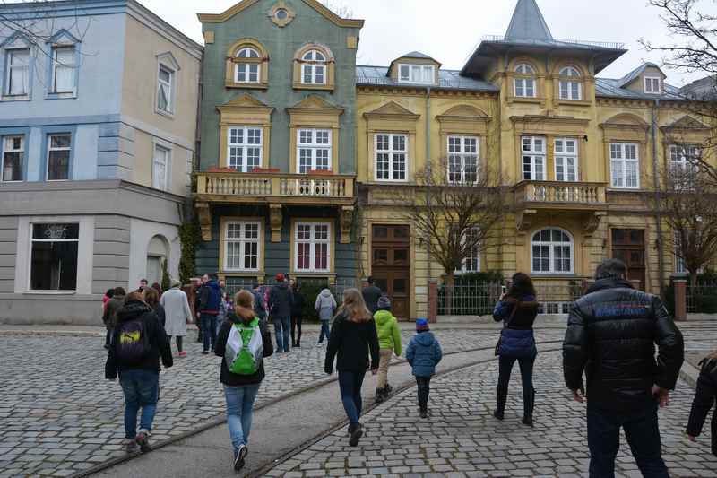 Bavaria Filmstudios mit Kindern - hier die Kulisse der Häuser in der Münchner Straße