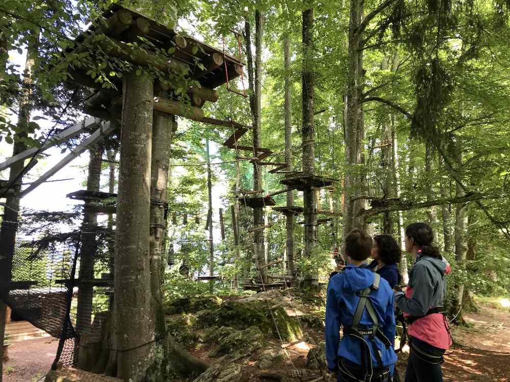 Wir bekommen eine Einweisung in den Hochseilgarten Hocheck in Oberaudorf