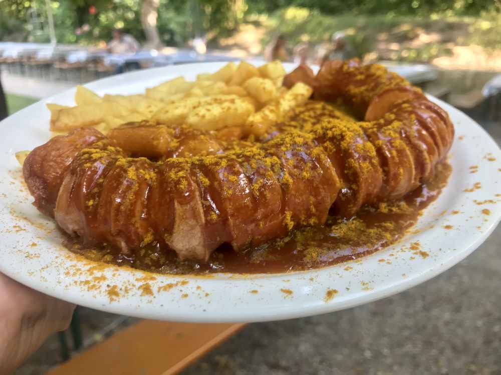 Unser Tipp: Die selbst hergestellte Currywurst im Fuchsgarten, auch wenn es keine typisch bayerische Biergartenbrotzeit ist!