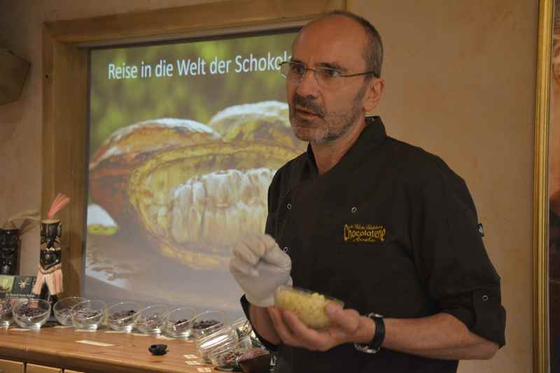 Voller Überzeugung nimmt uns Chocolatier Franz Kässer mit auf seine Reise zur Schokolade