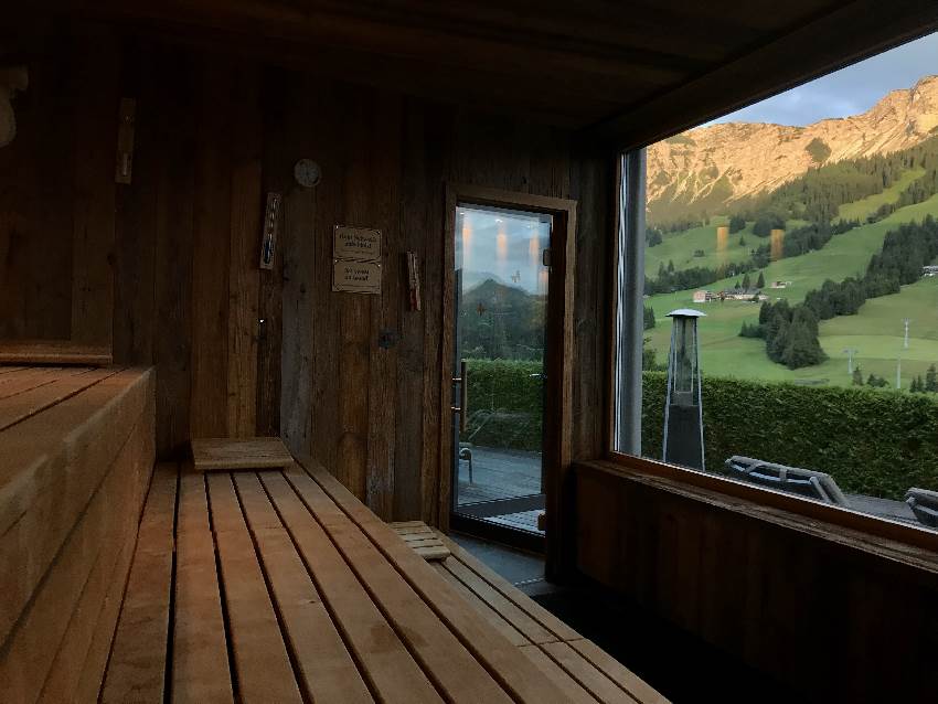 Wow - Blick auf die Berge, aus der Sauna heraus! Das ist das Kinderhotel Oberjoch