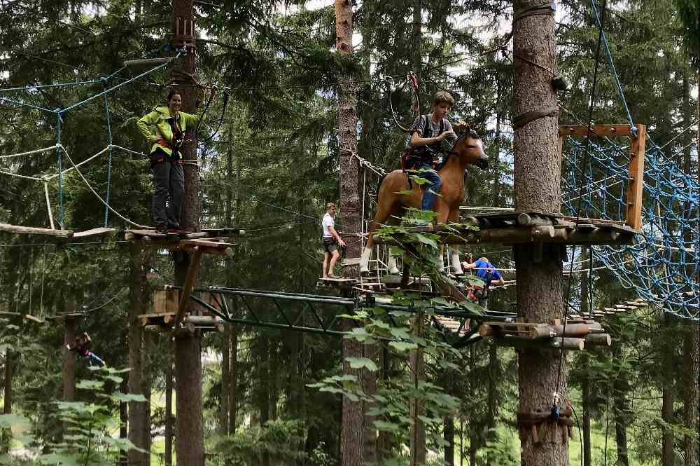 Auf einem Pferd zwischen Baumwipfeln reiten - geht im Kletterwald Garmisch Partenkirchen...