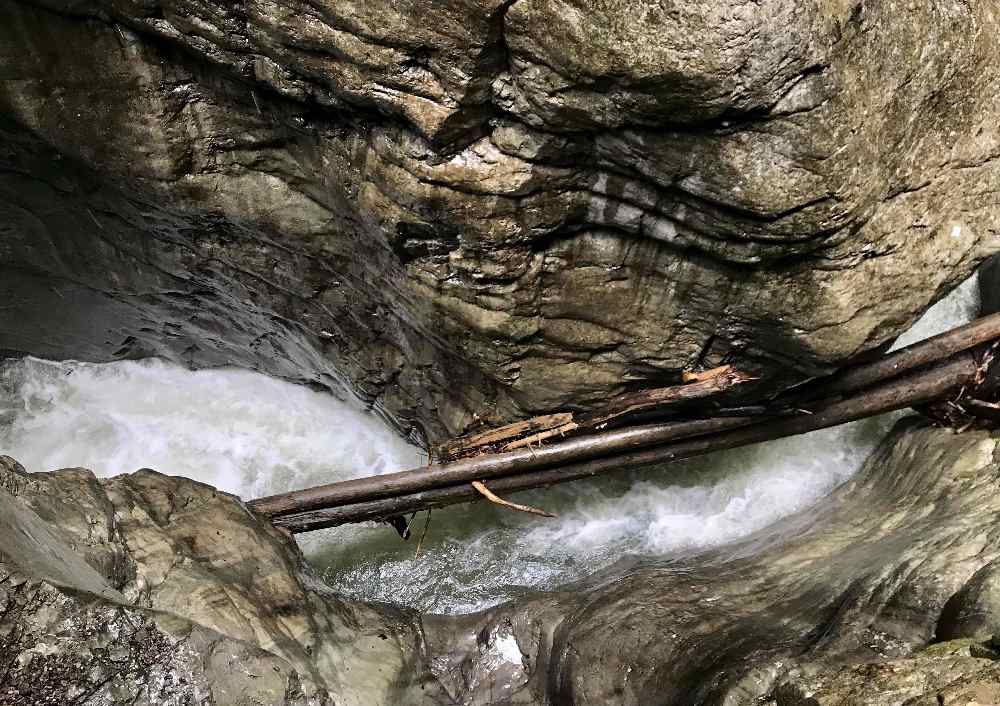 Das rauschende Wasser in einer Klamm macht die Wanderung für Kinder kurzweilig - Klammwandern ist beliebt!