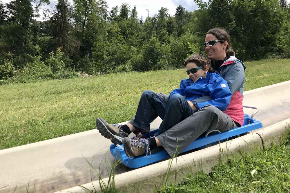 Auf dem Blomberg kannst du aussuchen zwischen Wiesengleiter und Coaster - 2 Bahnen im Sommer parallel.