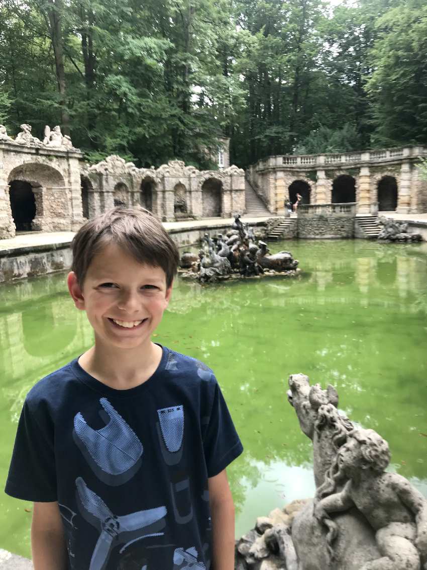 Bei der unteren Grotte gibt es ein Wasserbecken - wo auch Wasserspiele stattfinden