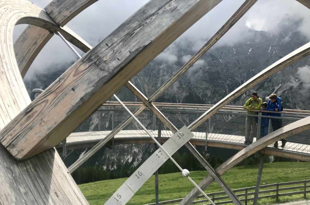 Die größte Sonnenuhr der Alpen - leicht zu erreichen mit den Elferbahnen