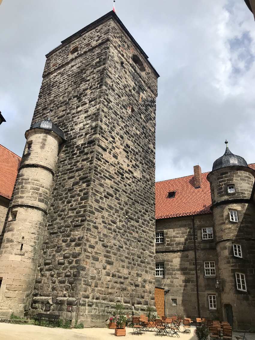 Der Bergfried auf der Festung in Franken ist 38 Meter hoch