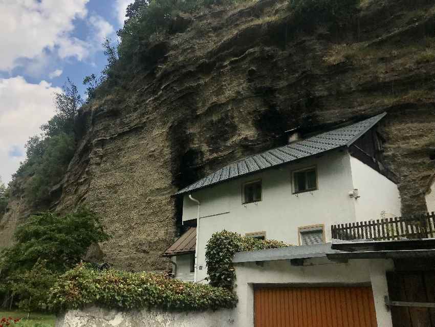 Die Bergl Häuser in Imst: In die Felsen gebaute Wohnhäuser, am Eingang in die Rosengartenschlucht