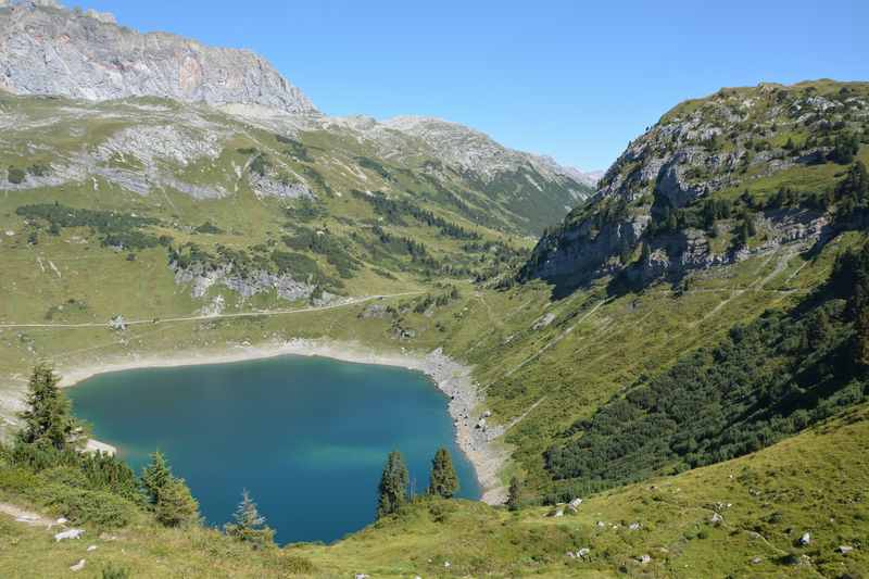 Wunderbare Bergseen Wanderung in den Alpen