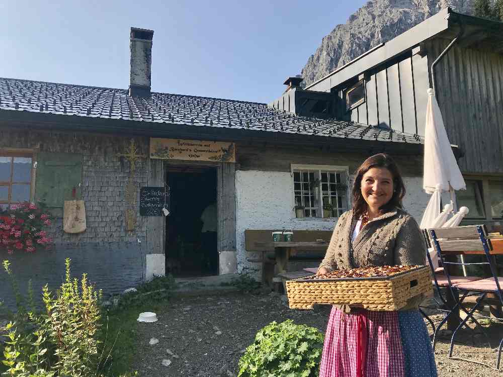 Empfehlenswerte Hütte im Gemsteltal: Katrin erwartet uns bereits auf der Alm