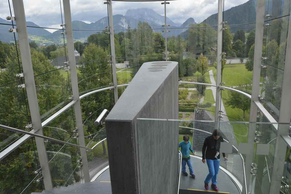 Über das gläserne Treppenhaus mit Blick auf das Gesäuse kommen wir zur modernen Kunst