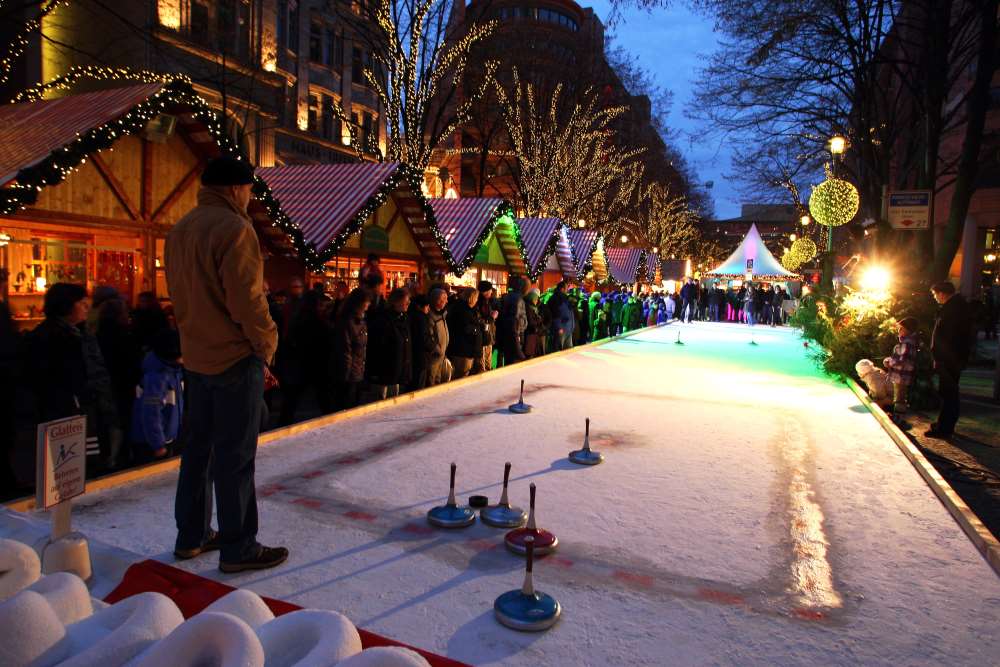 Cool im Advent mit Kindern: Eisstockschiessen beim Bieradvent in Salzburg, Bild: Harald Paulenz