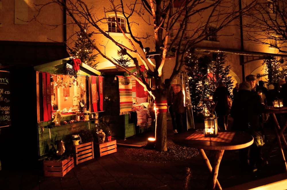So schön stimmungsvoll geschmückt sind die Buden am Weihnachtsmarkt bei der Stiegl-Brauwelt, Foto: Stiegl Bier