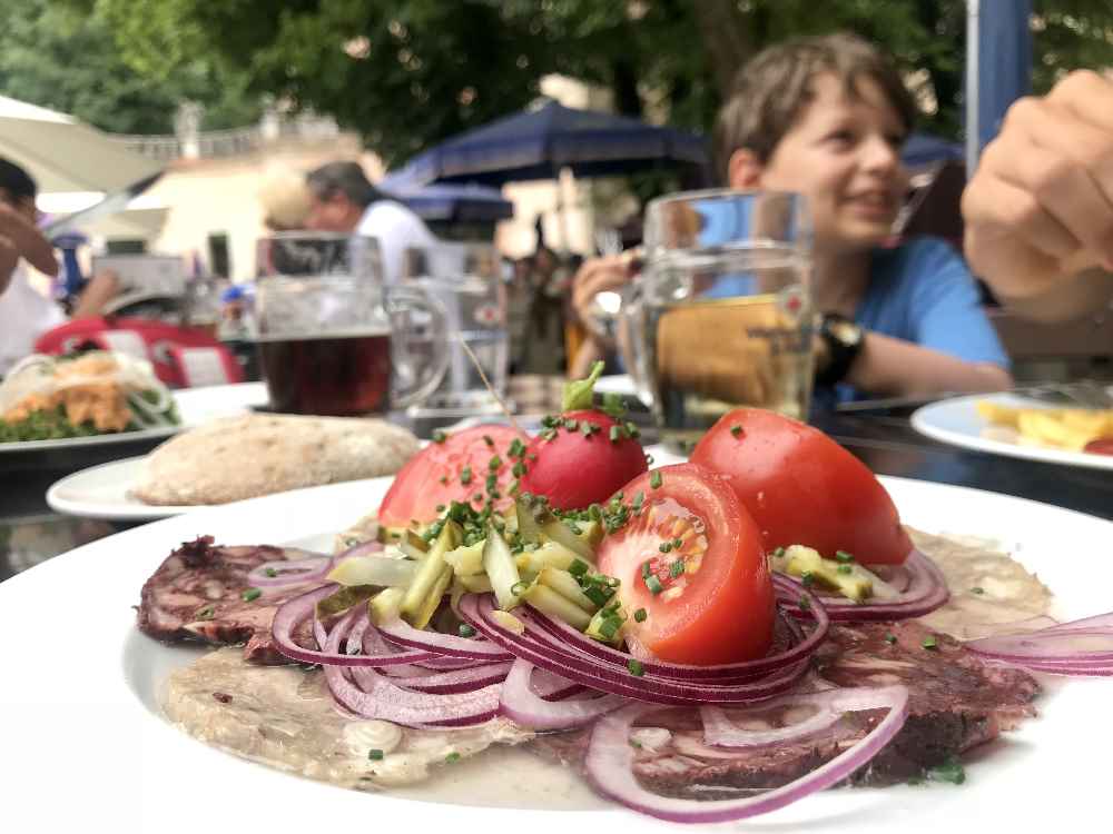 Die gute bayerische Brotzeit im Biergarten vom Kloster Weltenburg