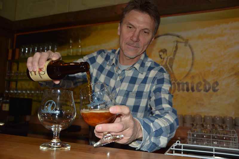 Mario Scheckenberger schenkt in der Bierschmiede das bernsteinfarbene Rotglut Bier aus, ein altbayerisches dunkles Bier