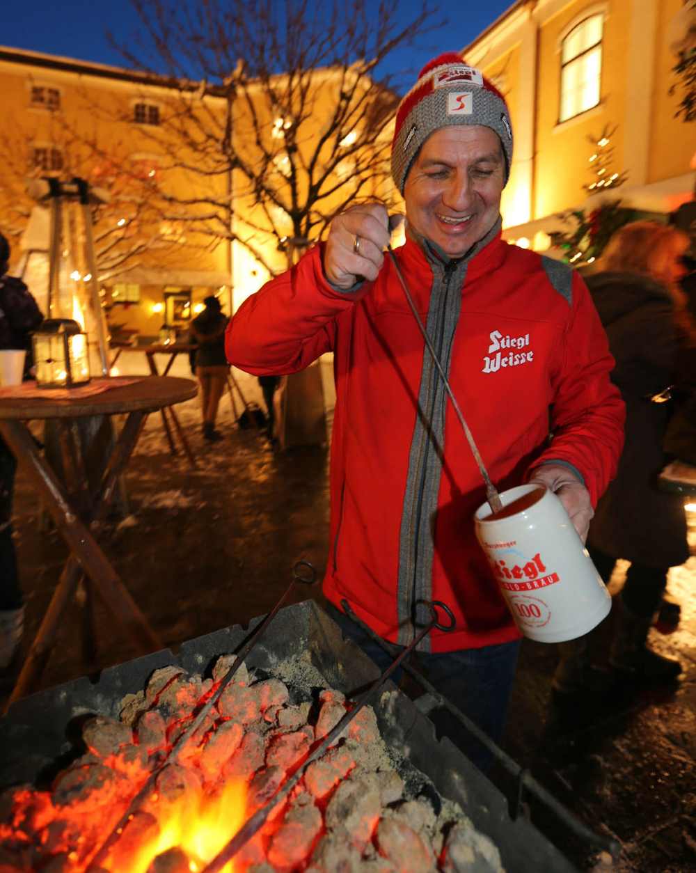 Nur mehr selten zu sehen: Das Bierstachln. Brauchtumspflege auf dem Weihnachtsmarkt, Foto: Stiegl-Brauwelt