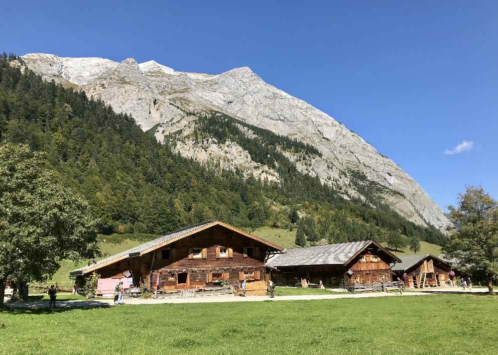 Von diesen Hütten der Engalm geht es hinauf zur Binsalm im Karwendelgebirge